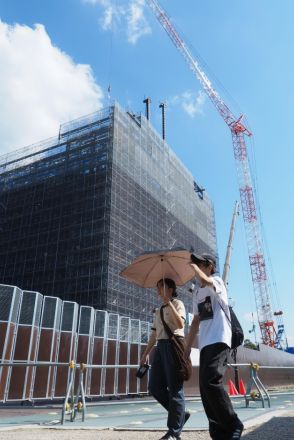 真夏日、日傘でしのぐ古都奈良　残暑の中で興福寺五重塔の大規模修理続く