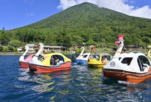 爽やかな風を受け湖上疾走　奥日光・中禅寺湖でスワンボートレース　神事で湖上の安全祈願も