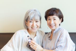 阿川佐和子さん、刺繍作家・神津はづきさんと、きもので“ミニ佐和子”ブローチ作り