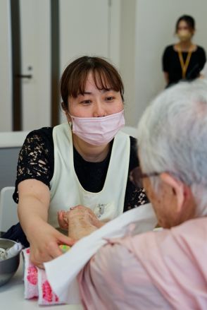 高齢者介護の「ケアが届かない分野」　QOL上昇、血流改善…“美容”導入に期待の声