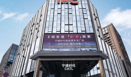 車載電池の中国CATL、自社初のショールーム開設で存在アピール　価格競争に備えて