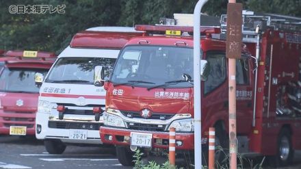 「建物が燃えている」　住宅と軽乗用車が全焼　住民の男性が顔にやけど　島根県出雲市