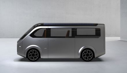 シャープがコンセプトEV “車内がリビング”　65型テレビ搭載