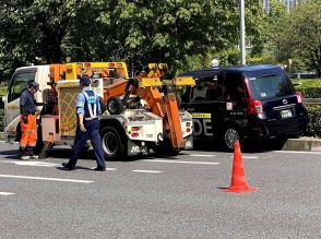 警視庁本部前でタクシーが事故、運転手は意識不明　機動隊員が異変気付き駆け寄る