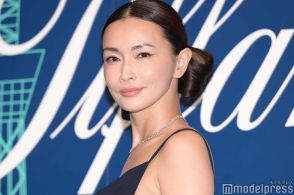 長谷川京子、大胆穴開きワンピで素肌チラリ＆美脚披露「大人の色気」「圧倒的な存在感」と反響