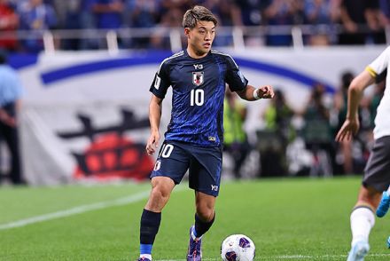 「どれだけ良い選手でもやらないと試合に出られない」堂安律がそう話した不可欠なアクション、そして３-４-２-１システムの”生命線”とは？【日本代表】