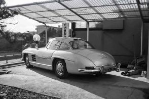 今や数億円のメルセデス・ベンツ「300SL」を屋根付き露天駐車場に！ 初試乗は環八での「引きがけ」…幼少からの永遠の憧れでした【クルマ昔噺】