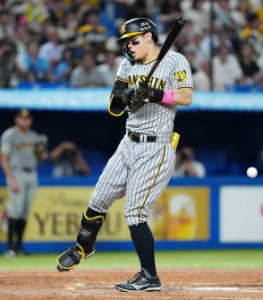 【阪神】佐藤輝明、右肩付近に今季５個目の死球受け苦悶の表情　場内一時騒然も自分の足で一塁へ