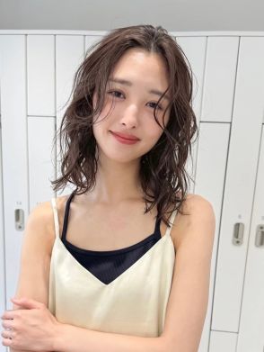 【大人のヘアカタログ】女っぽさが爆上がり！セミウェットカールのワンレンロブ