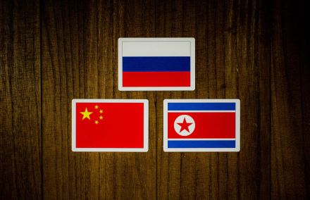 米国と対立する「中国・ロシア・北朝鮮」ってお互いに仲が良いの？ 3国の関係性をわかりやすく解説【親子で語る国際問題】