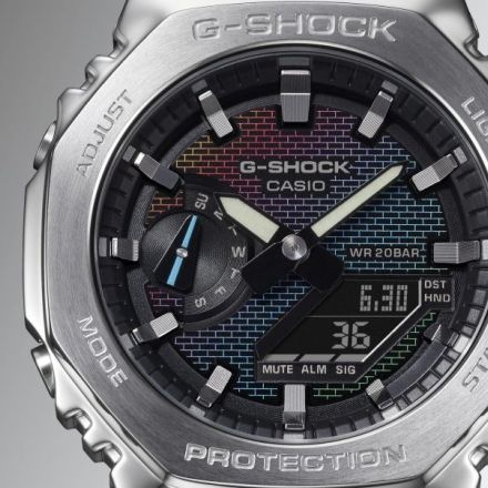 【G-SHOCK】レインボーカラーのレンガパターンで文字板が変化する“技アリ“ウオッチが登場