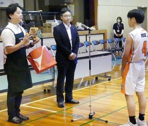 ヤマモリ 地元スポーツ大会に協賛 表彰式でタイカレーなど贈呈