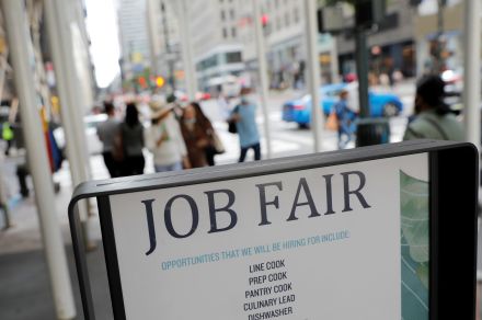 米雇用、8月14.2万人増で予想下回る、失業率は4.2％に低下