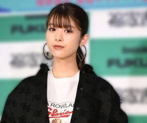 ＜馬場ふみか＞斬新な胸開きトップス　美バストちらり　抜群のスタイル披露