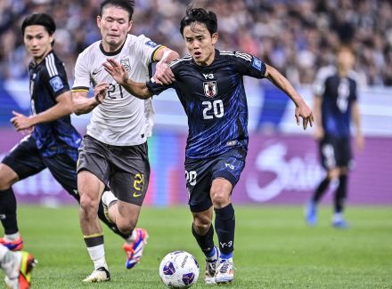 「服装がもう場違いで草生える」日本代表と中国代表とのW杯最終予選の関係者席に並ぶ「全身タイツ姿の人気ユーチューバー」が話題に!「1人だけ全身タイツだけど!!」とツッコミの声