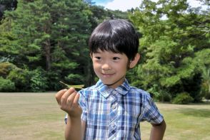 1歳からトンボに夢中の悠仁さまが可愛い！　大きな捕り網をブンブンふり回す、小さな「生物学者」