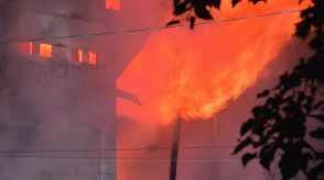 爆発音とともに炎上、鎮火まで約５時間半…２階建ての一軒家、中にいた４人は逃げて命に別状なし　北海道石狩市の住宅街