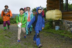 悠仁さま　宝石箱のような学校の思い出　「抜けた前歯」でニコッ！　スタイリッシュだった雨がっぱ