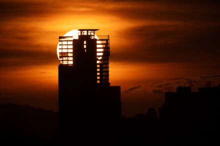 【今日の1枚】未完の高層ビルに沈む夕日 ベネズエラ