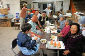 能登の被災地で僧侶が「出張居酒屋」　はじける笑顔が自然のケアに