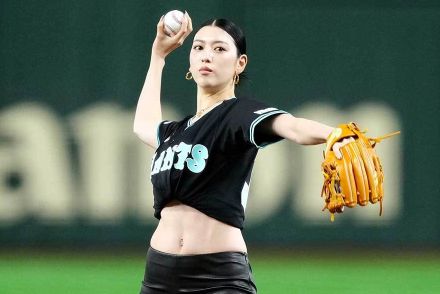 28歳の超絶美女が東京Dに登場…ヘソ出し＆ピタパンの衝撃“黒コーデ”　魅惑の笑顔に歓声