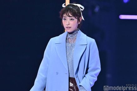 高橋ひかる、ロングコートから美脚のぞく ブルーメイクがキュート【TGC 2024 A／W】