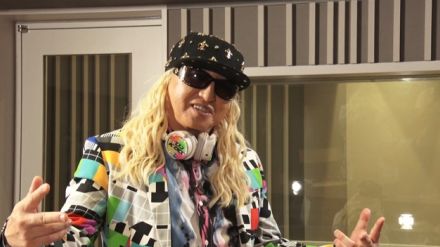 DJ KOO 実はTRFメンバーじゃなかった!?「残るためジャケット撮影に…」加入へ驚きの行動と『勇気』の大切さ