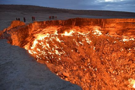 トルクメニスタンの神秘「地獄の門」、燃え続ける炎は消えるのか