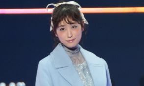 国民的美少女出身・髙橋ひかる、季節先取りロングコートから美脚チラリ…ランウエイで視線集める