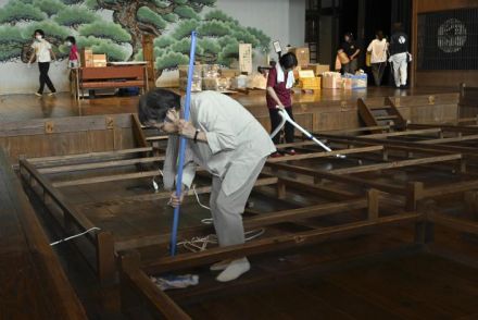 休館の内子座で片付けイベント　町民や大学生ら40人が汗（愛媛）