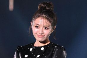 ＜香音＞野々村真の娘　超ミニスカで美脚見せ　お団子ヘアでキュートに