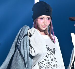 【TGC2024A/W】“令和No.1キャバ嬢”HIMEKA、TGC登場　ショートパンツ×網タイツで美脚披露