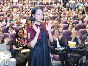 「浅田真央アイスショー　Ｅｖｅｒｌａｓｔｉｎｇ３３」映画館公開記念舞台あいさつに浅田が登壇、観客の質問に「乗り越えられない壁はない」「好きな給食は冷凍ミカン」