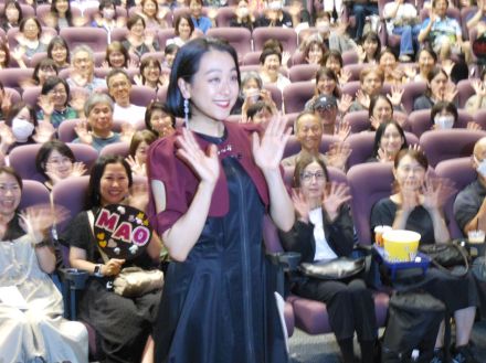 「浅田真央アイスショー　Ｅｖｅｒｌａｓｔｉｎｇ３３」映画館公開記念舞台あいさつに浅田が登壇、観客の質問に「乗り越えられない壁はない」「好きな給食は冷凍ミカン」