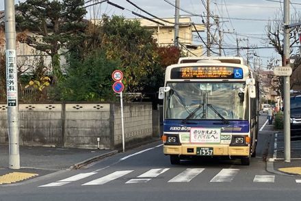 秋らしい1枚にSNS沸騰 「すごい生命力」 バス車両から生えていたものとは