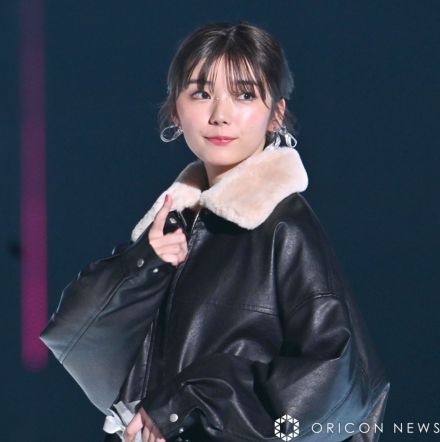 【TGC2024A/W】櫻坂46藤吉夏鈴、キュートすぎる微笑みで会場魅了　赤リップ＆ネイルの指差しポーズも