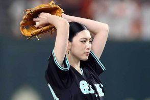 東京Dに現れた173cm女優に衝撃「スーパーレディー過ぎる」「足が長い」　三吉彩花の始球式で騒然