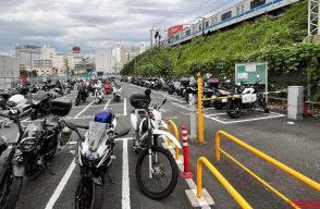 [バイク駐車場問題] 駅近の駐輪／駐車場事情：小田急電鉄編〈高架下や法面脇に駐車場を設置〉