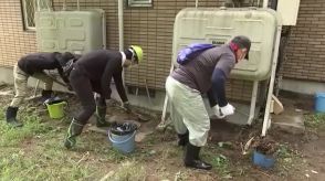 岩手・盛岡市上米内地区で泥出しボランティア　大雨被害の住宅で市職員が作業