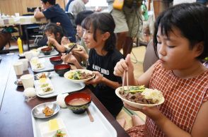 肉は高くて食べられないの…子ども食堂の窮状知った畜産農家が地元産牛肉を無償提供　あれにも肉、これにも肉の多彩なメニューに子どもたちの笑顔満開