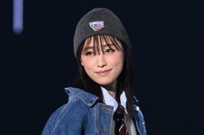 ＜高橋ひかる＞美脚が際立つミニスカコーデ　トラッドテイストをニット帽でカジュアルに