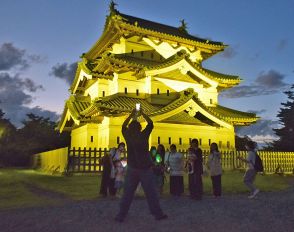 弘前城が金色に！　小児がん啓発キャンペーン