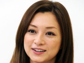 「相変わらず美形」「美しさ健在」2000年代大活躍の歌姫、45歳の近影に反響続々　金髪ショートにオーバーオール＆白Tでライブ会場に降臨