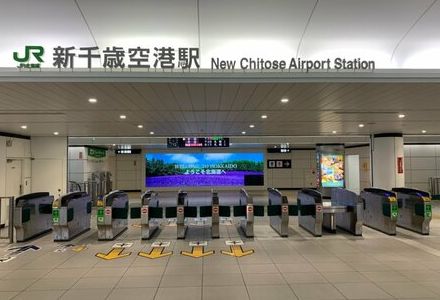 新千歳空港駅に設置された「名物看板」　北海道の大きさがよく分かる地図に思わず目を疑う