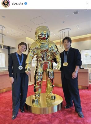 手元に注目！阿部詩＆一二三が金色ロボットとパシャリ…「ロボットより輝いてる」「癒やしすぎる」の声