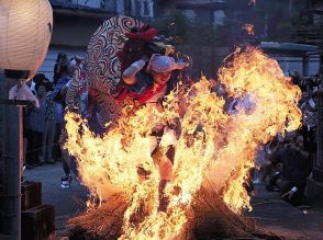 けがれ焼き払え　富山県射水市・二口熊野社で火渡り神事