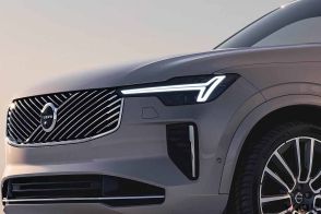 ボルボ新型「XC90」世界初公開！ 7人乗りのプレミアムSUVは デザインも中身も大幅アップデート