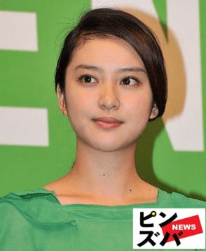 「お母さんとは思えぬ美貌」武井咲、腹チラコーデ披露 女性誌撮影オフショに「何回見ても綺麗」の声