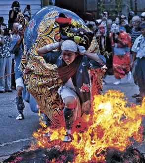 獅子、炎の中駆ける　射水・二口熊野社で神事