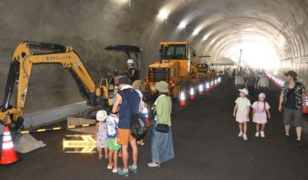 藤枝BP潮トンネル完成　地元住民らが歩いて満喫　建設車両の展示なども